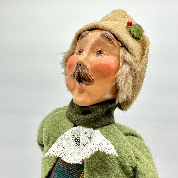 Byers’ Choice Retired Male Caroler - Picture 2 of 6